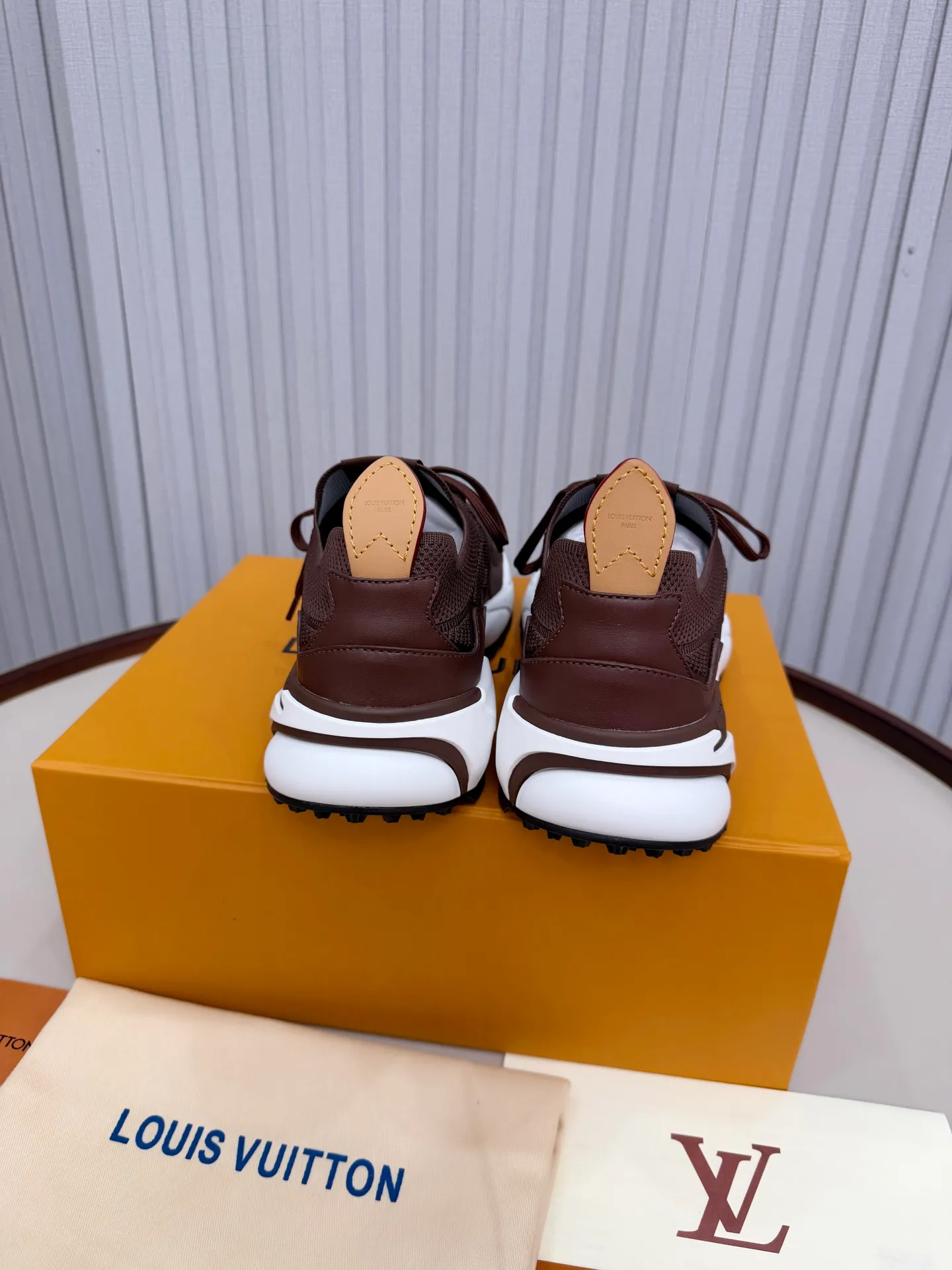 Men's men's shoes pP640! Top version LV Louis Vuitton L Jialu brand Runner Tatic series thick-soled casual sports shoes running shoes original purchase development and production This LV Runner Tatic sports shoe combines fly woven fabric material to interpret the inspiration of traditional mountaineering shoes. The LV letters are written on one side, the Louis Vuitton logo, and the light and wear-resistant rubber outsole complete the whole package. The delivery counter is exquisitely packaged🛍📦 ▪️Fabrics: Original imported custom fly-knit fabric ▪️Inner lining: Original custom-made breathable mesh ▪️Sole: Original molded anti-slip rubber combination material ▪️Sole thickness: 4CM ▪️Size: Men's 39-45